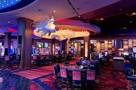 Antarmuka aplikasi hongkongpool menampilkan meja blackjack dealer langsung dan menu navigasi